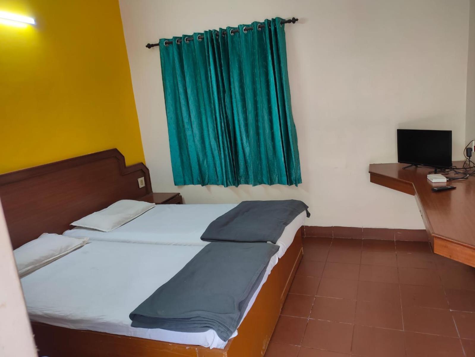 Anjana Hotels Theni Esterno foto