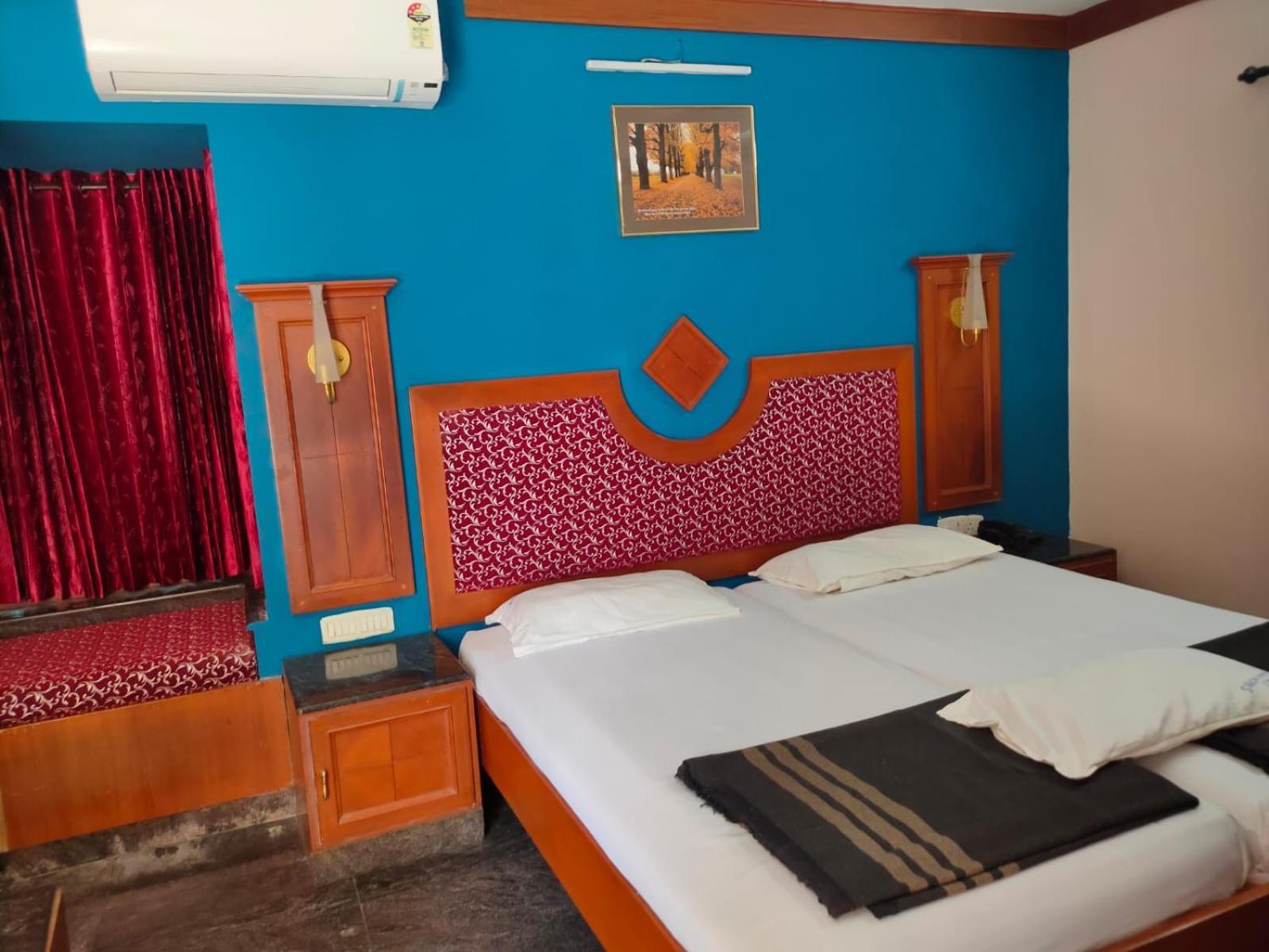 Anjana Hotels Theni Esterno foto