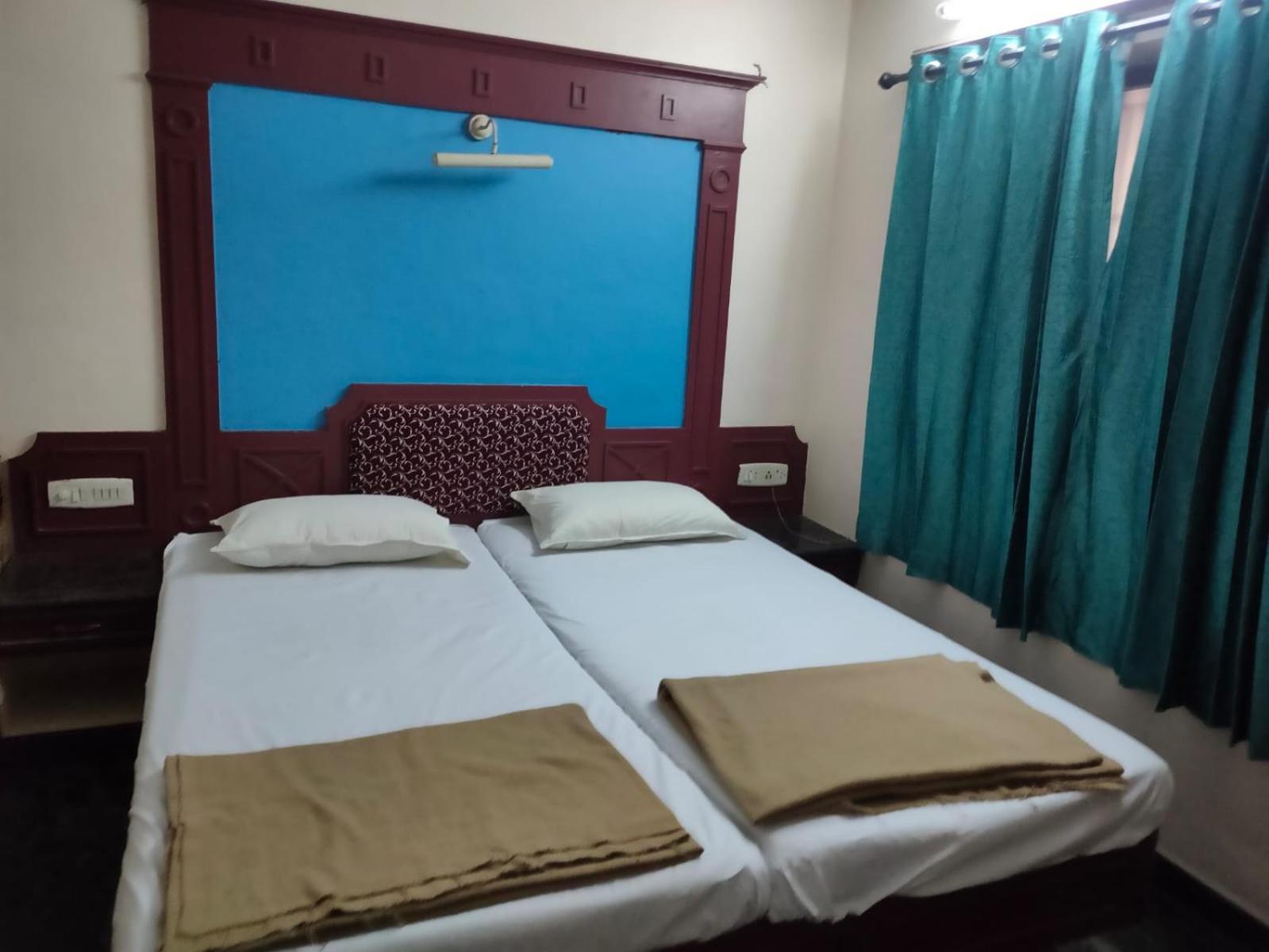 Anjana Hotels Theni Esterno foto