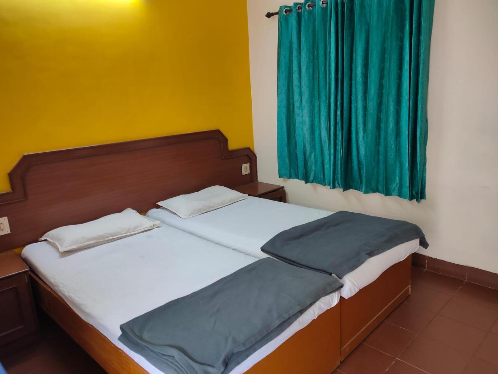 Anjana Hotels Theni Esterno foto
