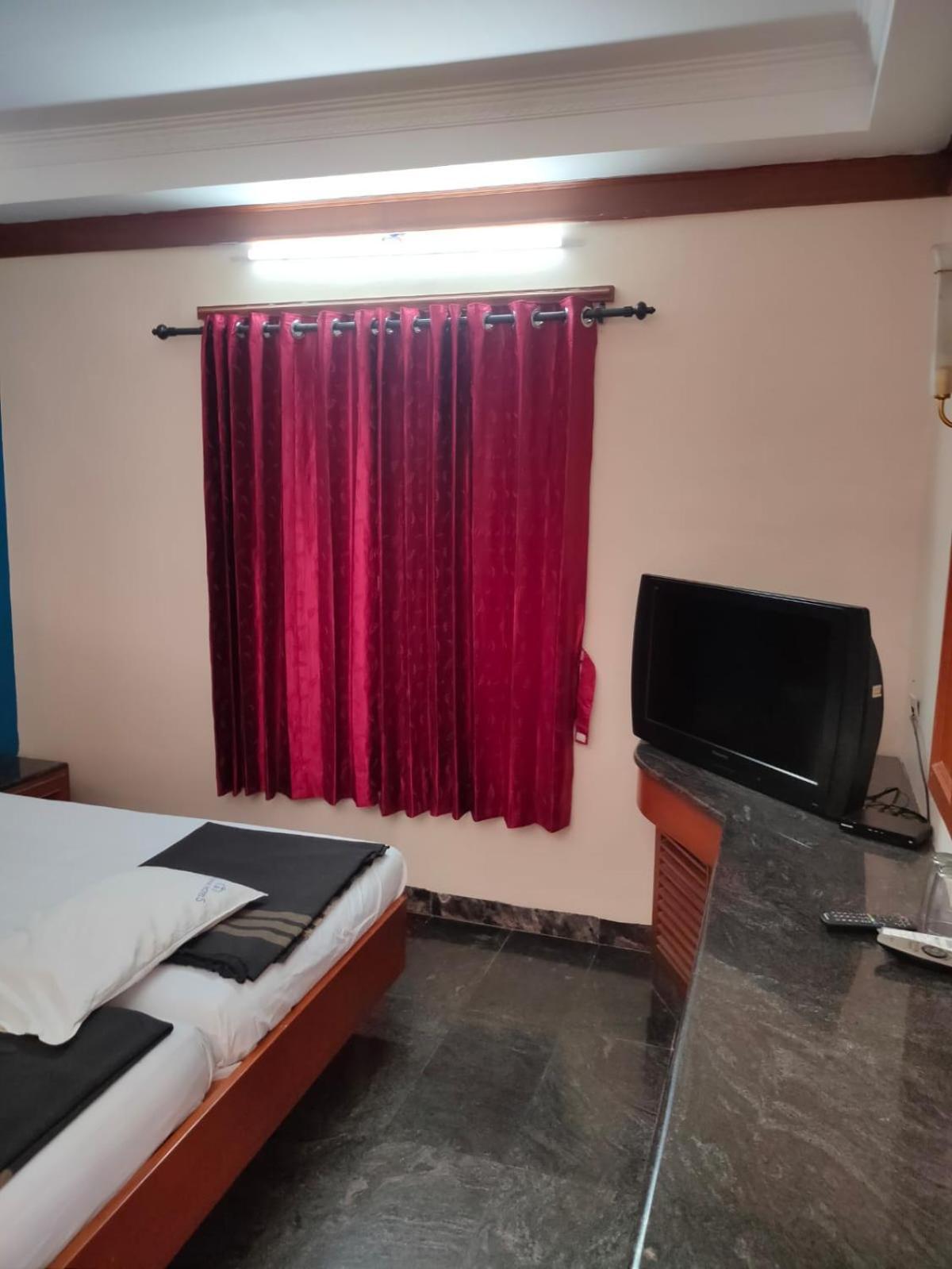 Anjana Hotels Theni Esterno foto