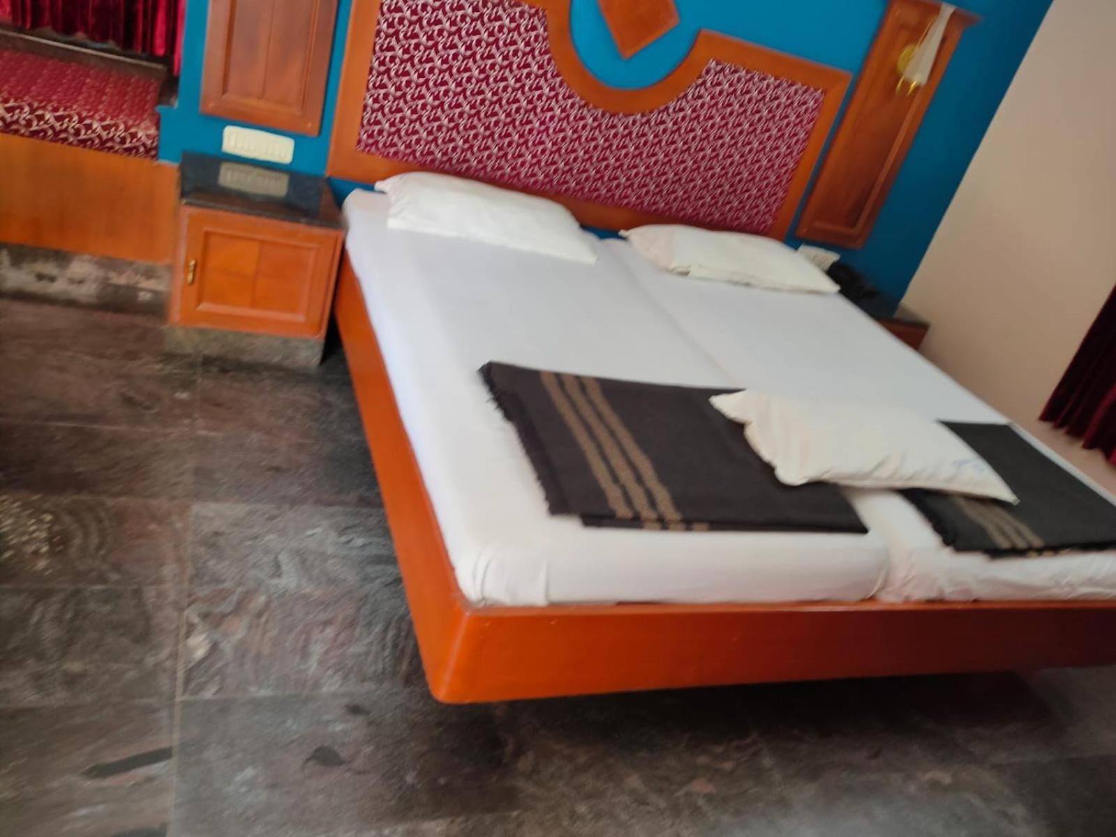 Anjana Hotels Theni Esterno foto