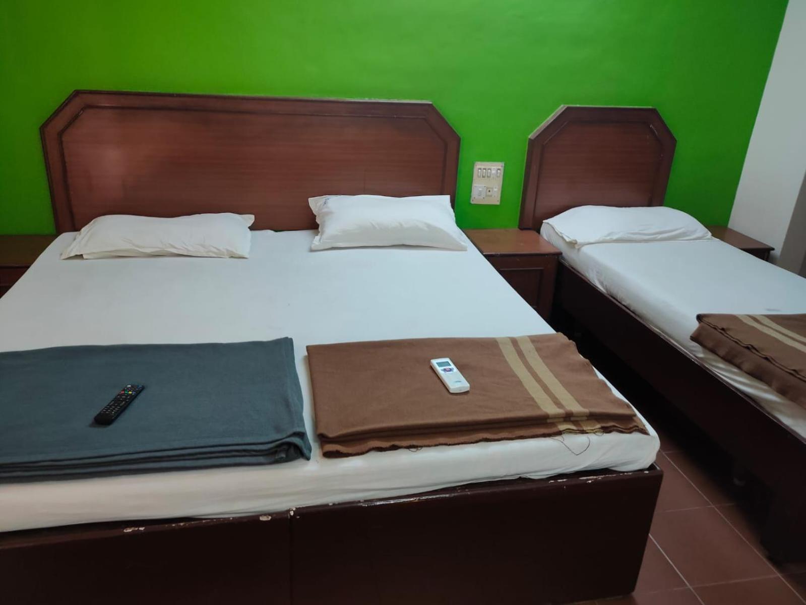 Anjana Hotels Theni Esterno foto
